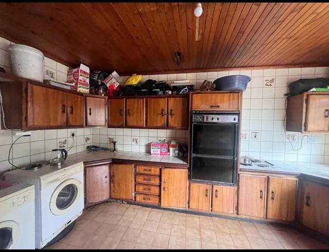 7 BEDROOM HOUSE FOR SALE IN BEZUIDENHOUT VALLEY